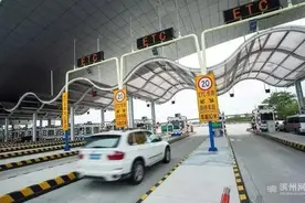 高速公路恢复“一车一杆”之后，车主：虽然还是免费，但又开始堵了图片