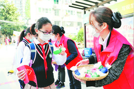 开学啦！小学生领到“开学大礼包”安徽省首个校园200米标准室外速滑跑道“亮相”图片
