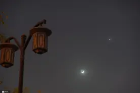 新疆巴州天空上演“双星伴月”天象图片