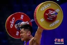 中国举重队爆笑日常：冠军的翻车姿势，万万想不到图片