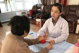 老人宅家里，出现眼睛肿胀，视物不清，昏昏欲睡……咋回事？图片