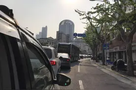 初三、高三今开学，开车接送的多了，早高峰来得更早更忙  | 返校开学首日图片