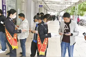麒麟交警 开展文明交通宣传图片