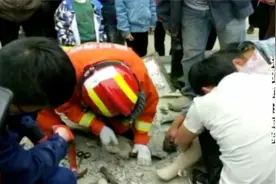 哭笑不得！3岁女童脚卡胶管取不出 消防救援时竟睡着了……图片