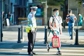 复课首日广州交警设32个点，严查校车违法图片