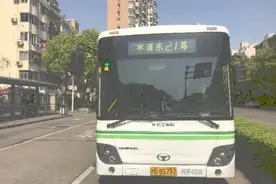 深夜惊魂！上海一公交车正在行驶中，司机突然遭醉汉“锁喉”…图片