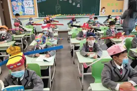 小学生戴一米帽上课冲上热搜！今日北上广初高三开学，现场来了图片