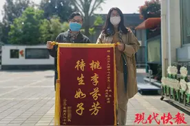 12岁男孩课堂上突发疾病，女老师背着他冲下四楼图片