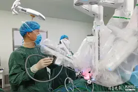 这台手术机器人，完成了妇科首例单孔机器人腹腔镜DIE手术图片
