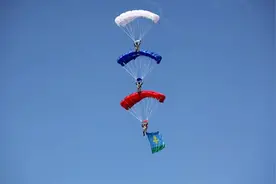 俄罗斯完成世界上首次北极万米高空跳伞图片