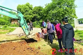 急！2岁男孩坠入38米深废井，乡亲开挖机送氧气紧急挖土救人图片
