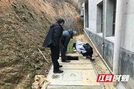 告别“两砖一坑”乡村茅厕“变形记”图片
