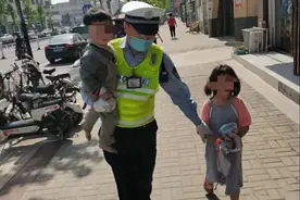 6岁姐姐偷偷带3岁弟弟出门，幸好遇到漯河交警叔叔图片