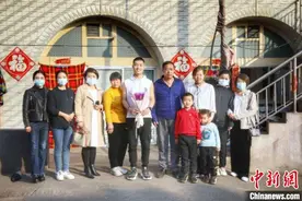 疫情时期的爱情：“90后”男护士从武汉返乡后与女友订婚图片