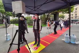 上海高三学生返校第一天：用微笑代替拥抱，做做练习练练手图片