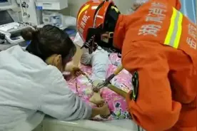 谁干的？女子住院凌晨醒来瞬间吓懵 脚被锁链紧锁在病床上图片