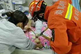 谁干的？女子住院凌晨醒来瞬间吓懵 脚被锁链紧锁在病床上图片