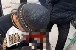 我镜头里不能有你！沈阳大爷录视频与路人发生争执，对方反手一刀图片