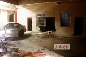 什么操作？凌晨3点，一辆小车怼进路边房子，墙被撞出一个大洞图片