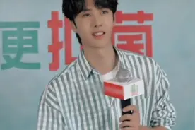 王一博《有翡》杀青后首营业 互动闻衣服开玩笑自称是名犬图片