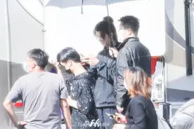 王一博《有翡》片场玩无人机 被戏称“横店鹰眼”有点酷图片