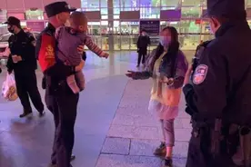 女子丢弃一岁儿子，被民警找到却称“不认识他”……图片
