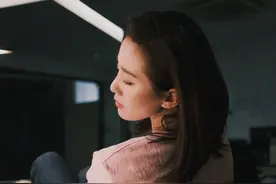 刘诗诗身着粉色T桖搭配香奈儿19手袋图片