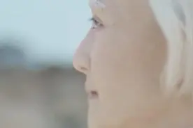 谢娜出演张杰MV 两人化老年妆含泪对视图片