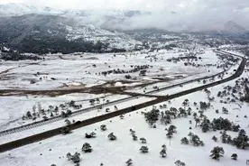 云南玉龙雪山四月飞雪 银装素裹宛如童话世界图片