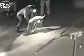 男子按住猫让大狗撕咬，监控拍下残忍一幕图片