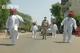 新冠病毒很恐怖哦！印度警察扮成“新冠僵尸”吓唬路人图片