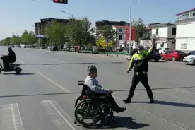 “轮椅老人”过马路，栾城交警一个动作暖人心图片
