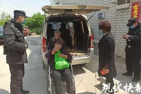 81岁老爷爷推着80岁老伴外出散步，在别的小区迷路了图片