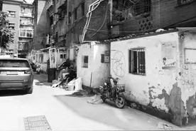 郑州一老旧小区改造，要拆筒子楼的违建厕所，居民“憋不住”了图片