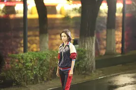 佟丽娅短发运动服造型拍新剧 身材娇小清纯可人图片