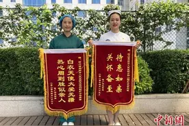 感谢救命之恩 武汉“军礼爷爷”给四川简阳护士寄来两面锦旗图片