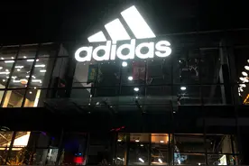 阿迪达斯遭遇危机：七成门店关闭 线上疯狂促销图片