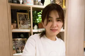 Ella宅家带娃做寿司 手握成品表情复杂直呼好难捏图片