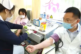医务夫妻同时献血：诊室之外也能帮助患者视频封面
