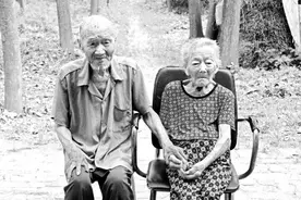 看看这对越吵越爱的百岁夫妻图片