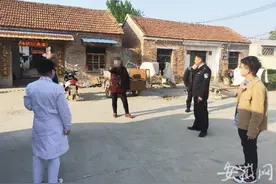 泗县一女子家中犯病持菜刀乱砍 民警及时出手制止意外发生图片