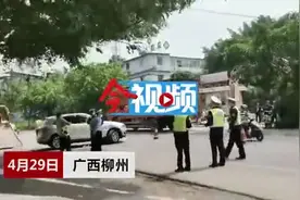 柳州老夫妻医院门前遭不幸，双双被卷入奥迪车底！女儿赶到失声痛哭图片