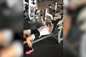 23秒丨男人狠起来连自己都不放过！山东西王男篮放假 队长贾诚留队加练图片