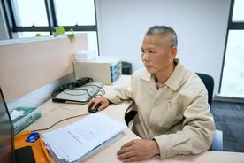 9年义务照顾已故同事家人：“他喊我18年‘哥’，我得对得起这份情义”图片