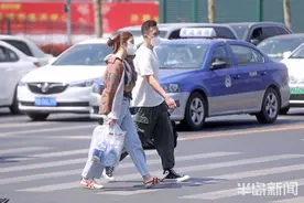青岛气温渐升 街头已有市民只穿短袖“轻装”出行图片