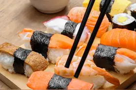 寿司的哪一面应该蘸调料？这5种食物的正确吃法原来是这样的图片