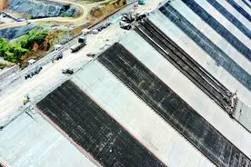 安龙平桥水库大坝面板混凝土浇筑施工正酣图片