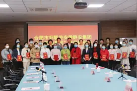 合肥市妇联主席宣丽玲赴瑶海区开展“送奖到基层”暨调研座谈图片