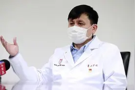 上海专家现身国务院联防联控机制发布会，张文宏趣谈“把病毒闷死”图片