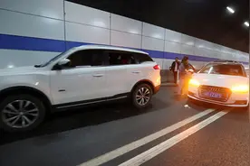 长江隧道上海浦东往崇明方向发生多起事故，其中一起10车追尾图片